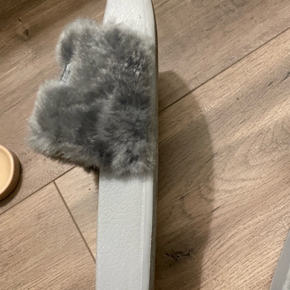 Fenty slippers size 8.5 - Picture 4 of 5